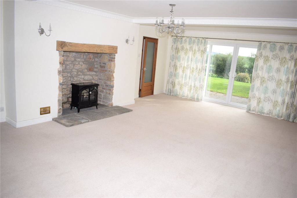Property photo 3 of 10 Lounge
