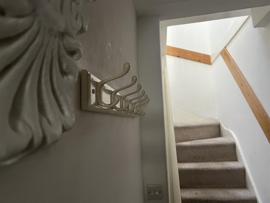 Property photo 3 of 16 Hallway