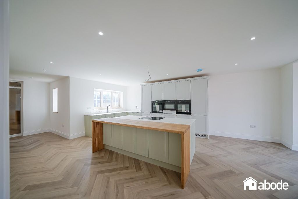 Property photo 2 of 32