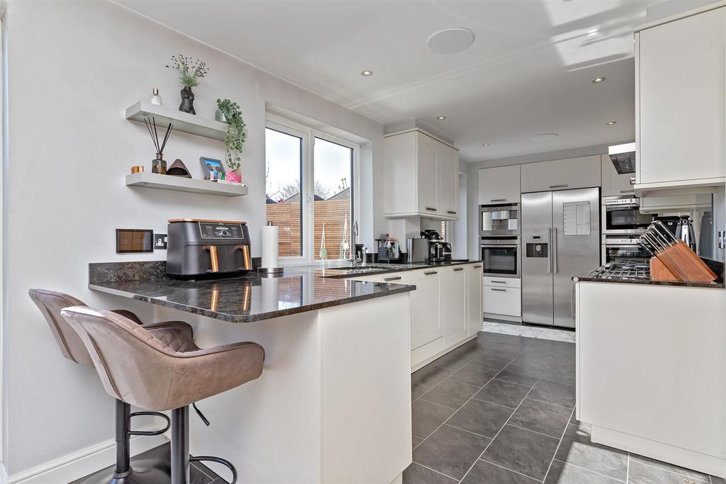 Property photo 3 of 27 2Selwyncrescent-16.Jpg