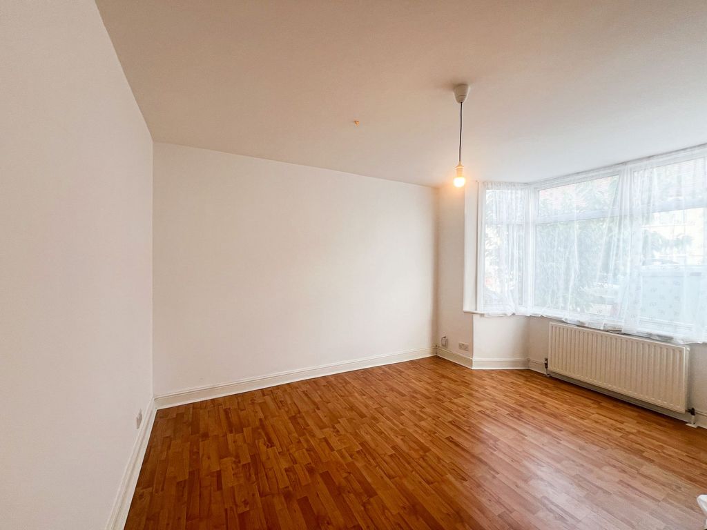 Property photo 3 of 11 Salisbury Ave Ig11