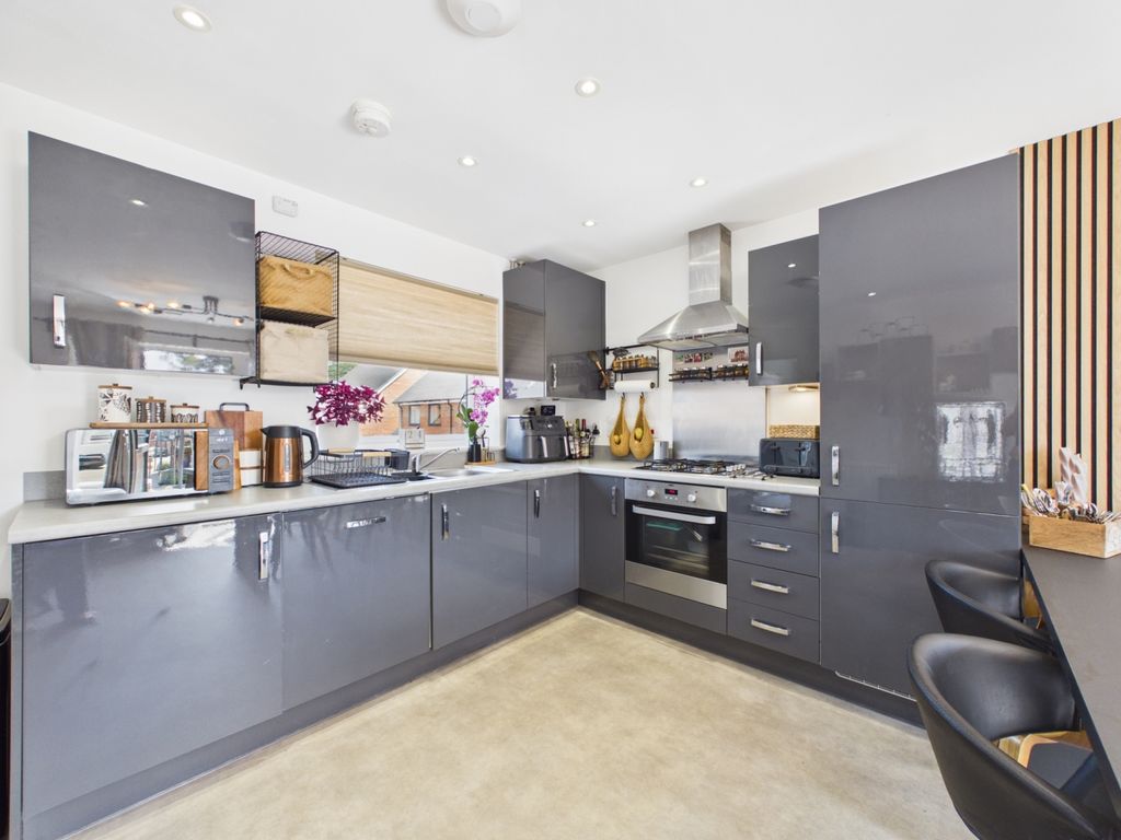 Property photo 3 of 10 Kitchen