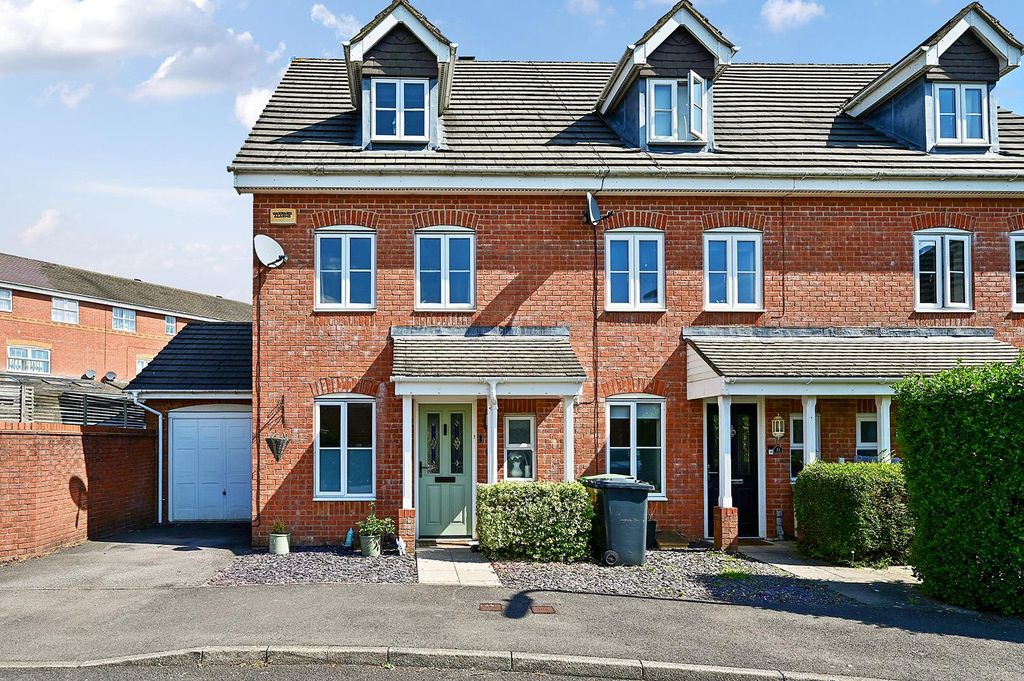 Property photo 1 of 16 Arcadia Close