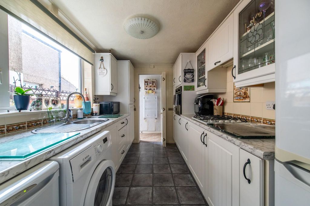 Property photo 3 of 17 Kitchen