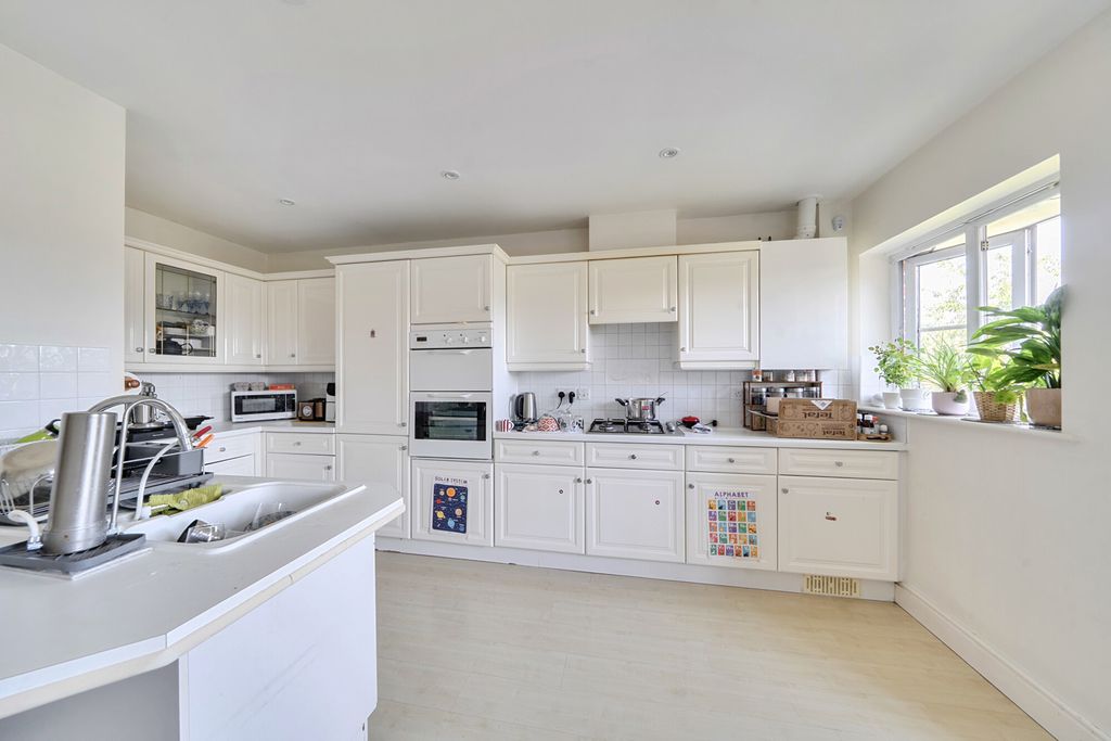 Property photo 2 of 19 1483550-12-6A3Ea2...