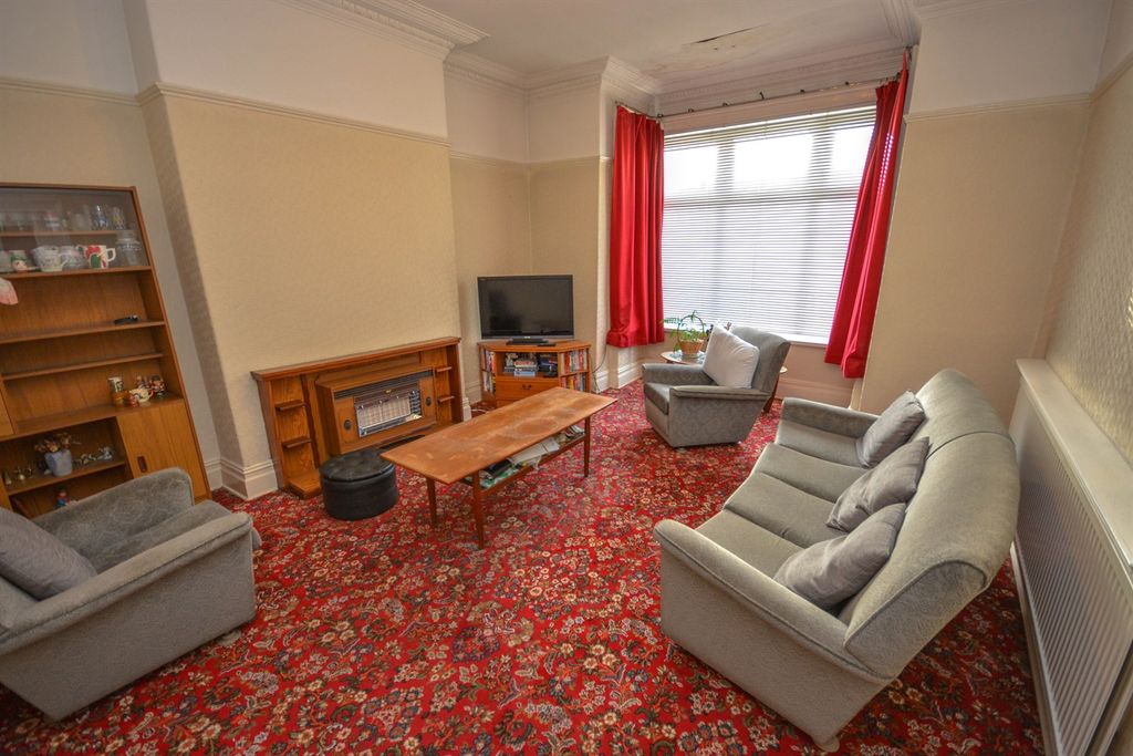 Property photo 3 of 14 Lounge