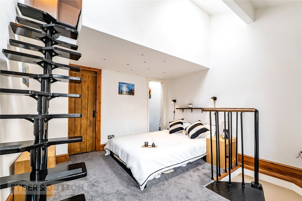 Property photo 2 of 18 Bedroom