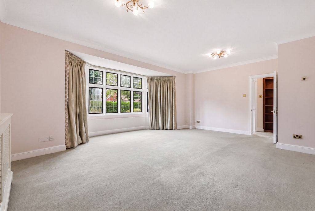 2 bed flat for saleStation Lane, Ingatestone CM4 photo 5