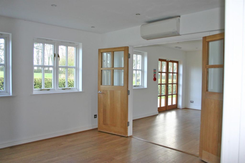 Property photo 2 of 10 15.11.20 Giraffe House 012.Jpg