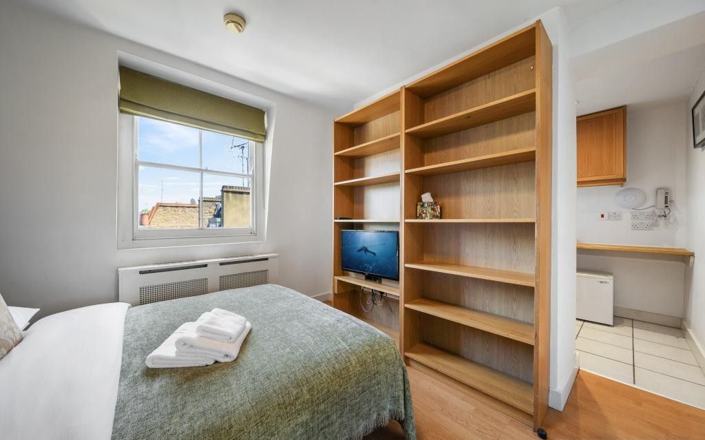Property photo 1 of 8 Studio To Rent