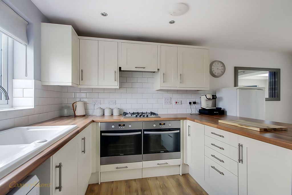 Property photo 3 of 17 Kitchen