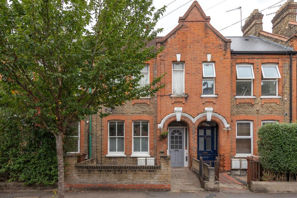 Property photo 1 of 28 Carr Road, E17