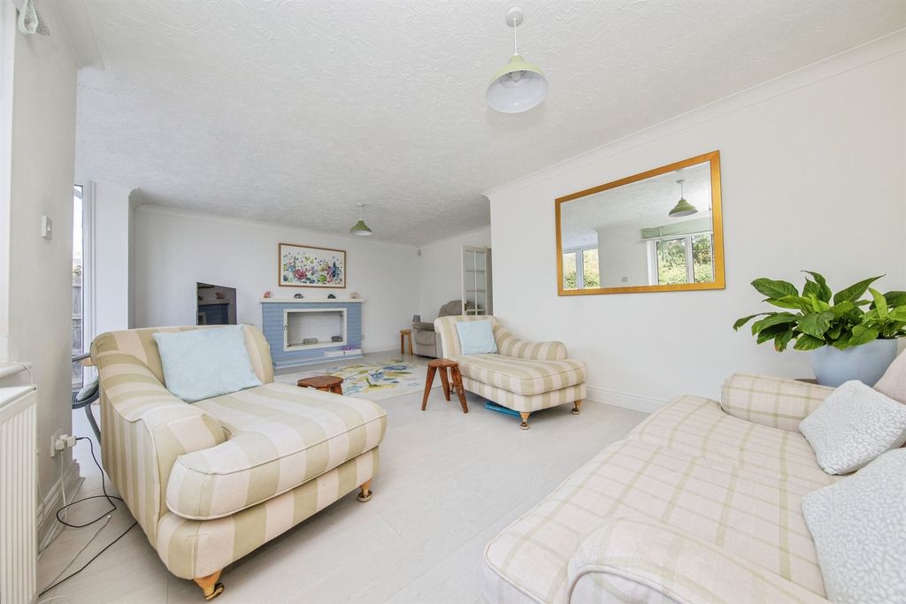 Property photo 2 of 28