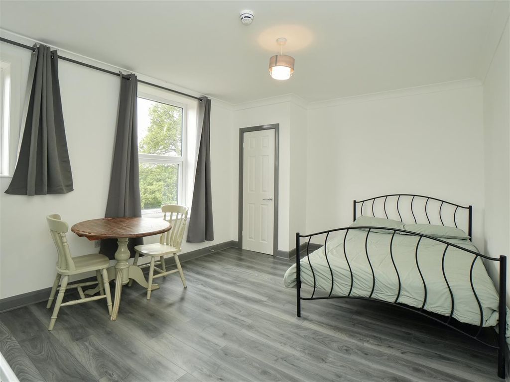 Property photo 2 of 11 Open Plan Living/Bedroom