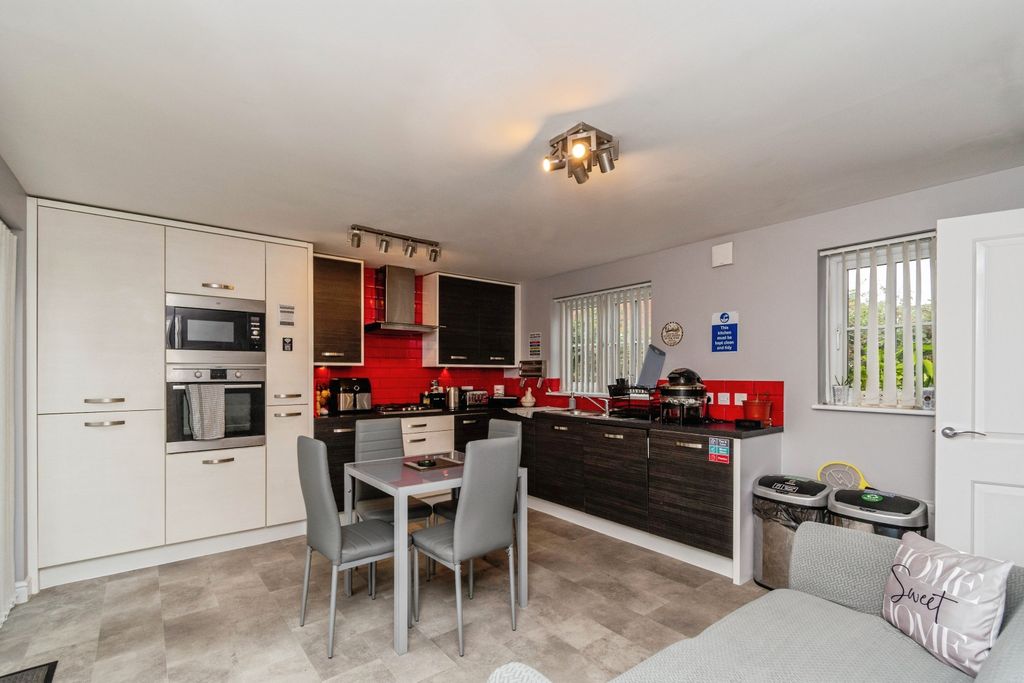 Property photo 2 of 25 Kitchen Diner