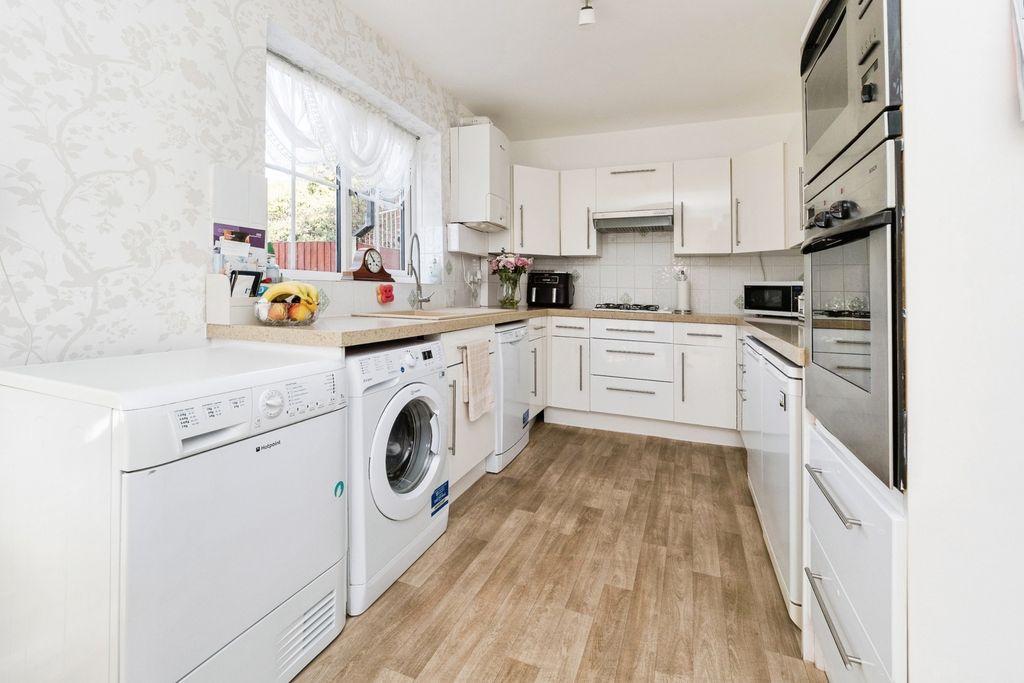 Property photo 3 of 19 Kitchen