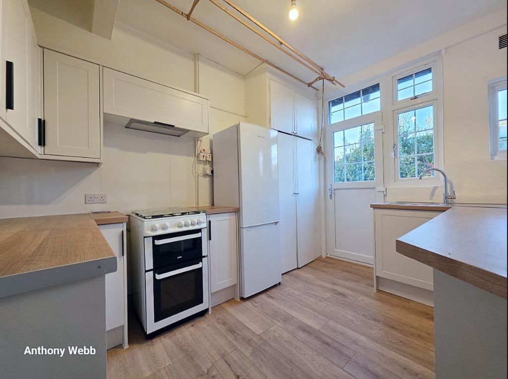 Property photo 2 of 10 Kitchen