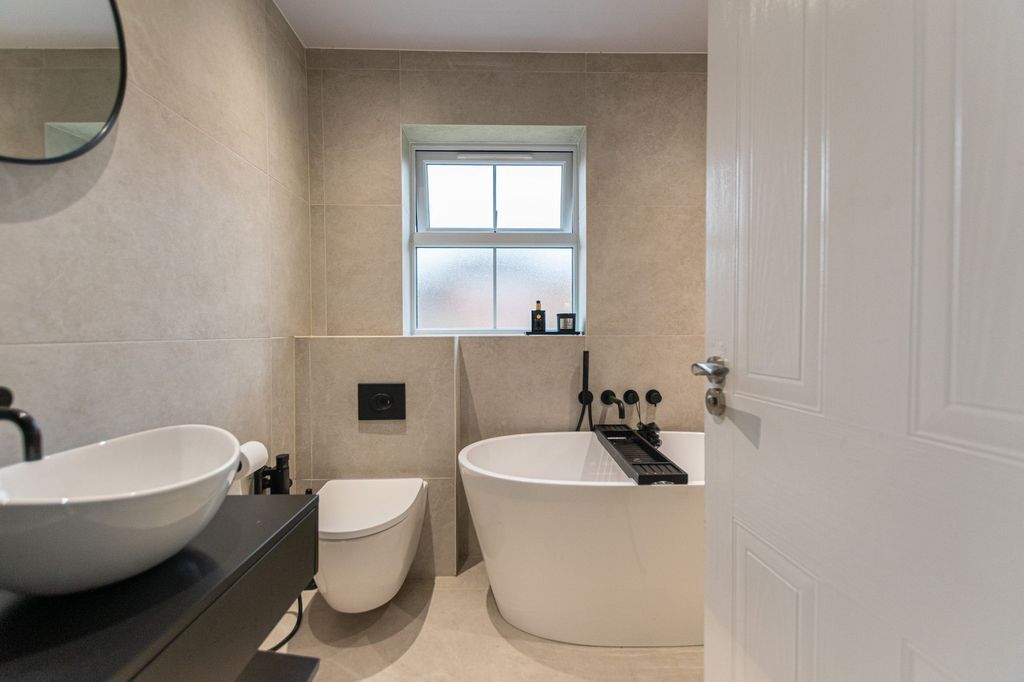 Property photo 2 of 27