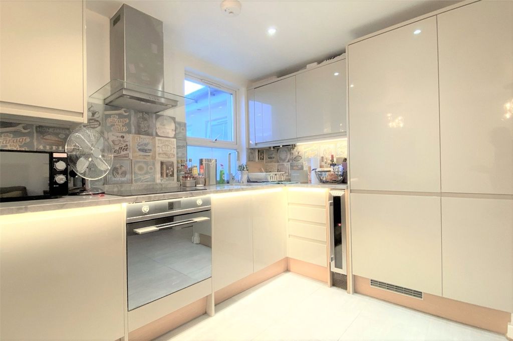 Property photo 3 of 8 Picture No. 19