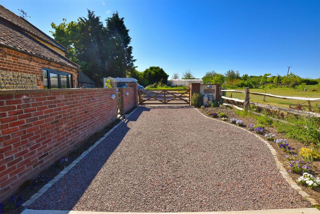 Property photo 3 of 124 461 E.Jpg