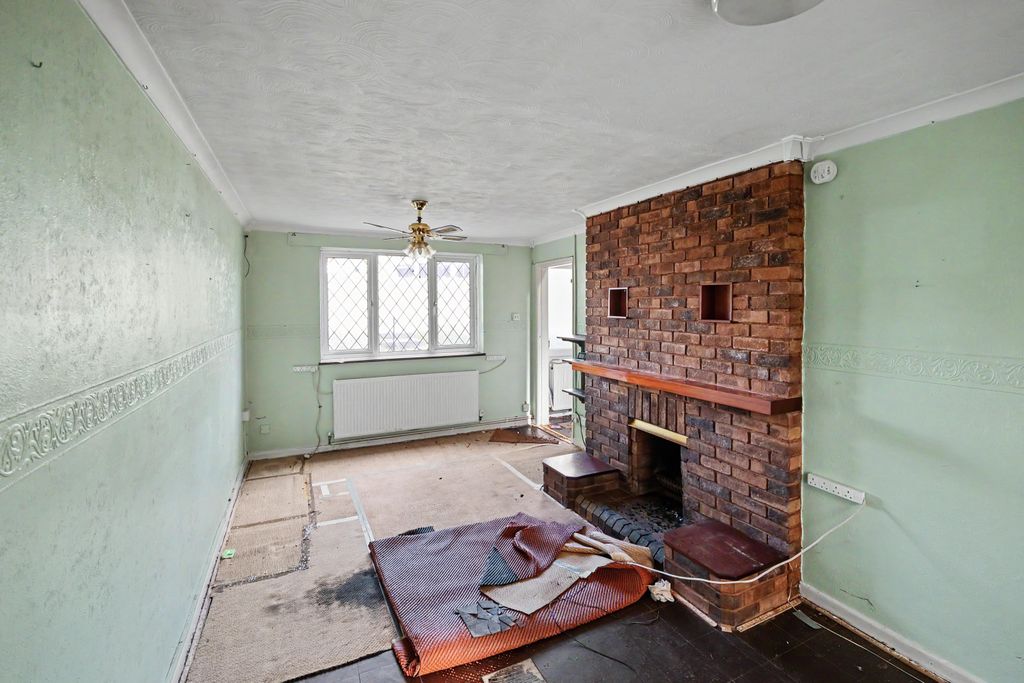 Property photo 3 of 21 52 Hinkler Road, Southampton, So19 6ft
