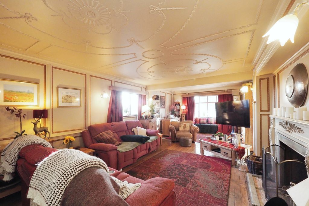 Property photo 2 of 38 Lounge