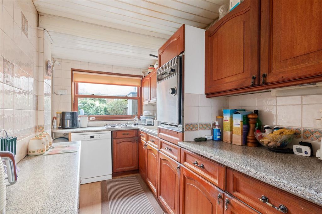 Property photo 3 of 11 Kitchen