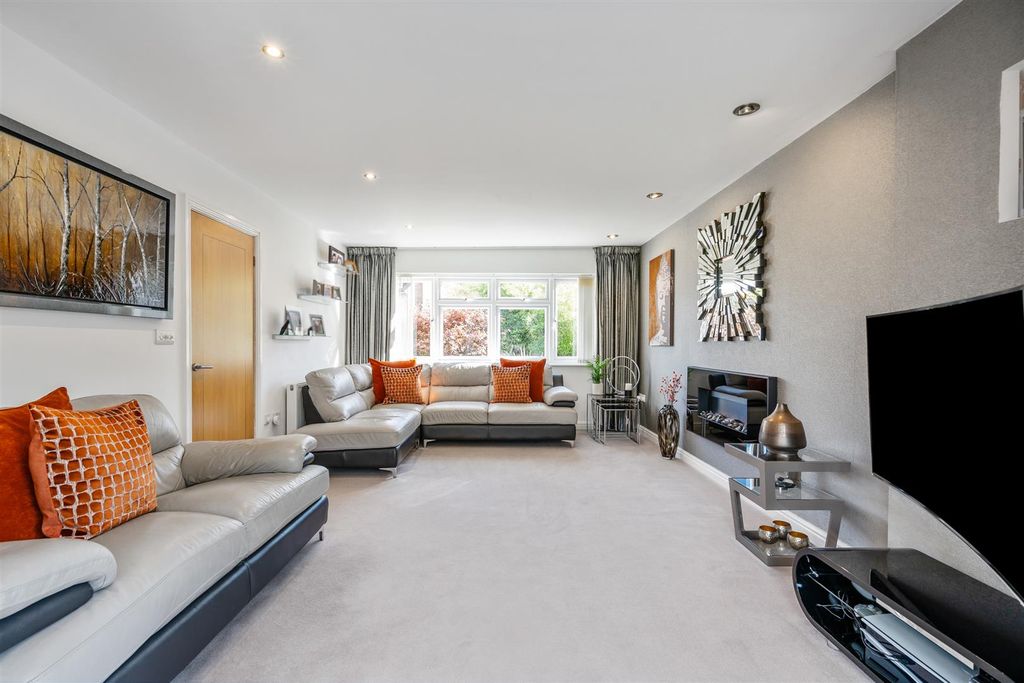 Property photo 3 of 21 26 Greswolde Road_1.Jpg