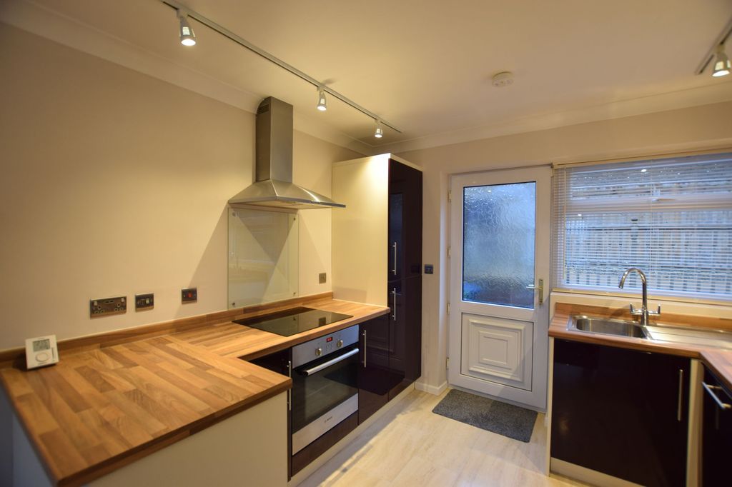 Property photo 3 of 10 Kitchen