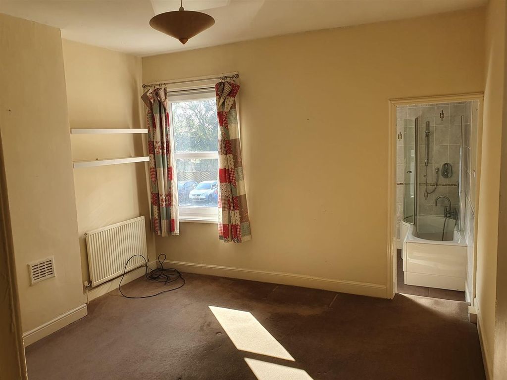 Property photo 3 of 10 Bedroom 1