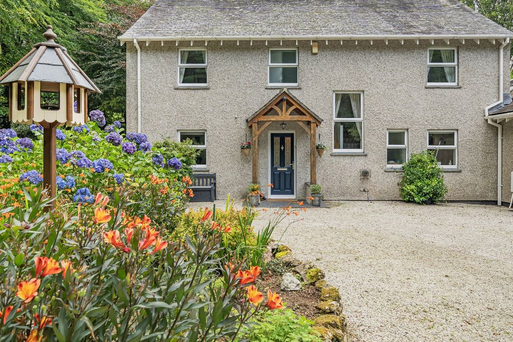 Property photo 2 of 32