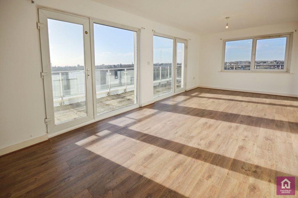 Property photo 3 of 17 Lounge Area