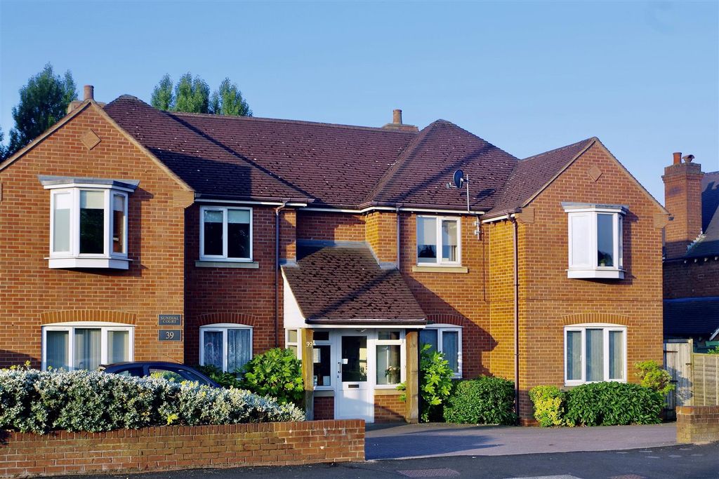 Property photo 1 of 30 Front Communal Garden/Driveway