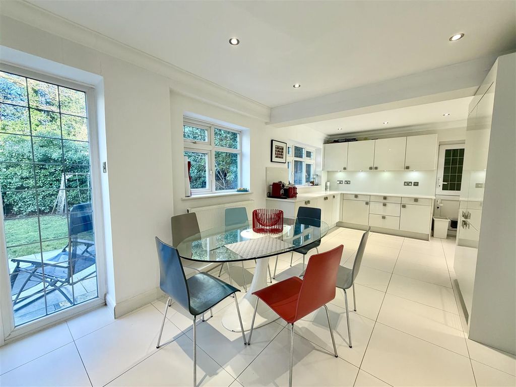 Property photo 2 of 22 Kitchen/Breakfast Room: