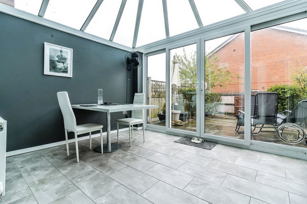 Property photo 3 of 26 Conservatory