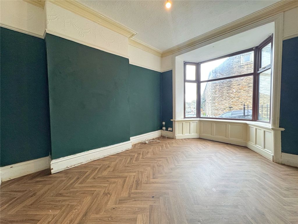 Property photo 2 of 12 Bay-Fronted Lounge