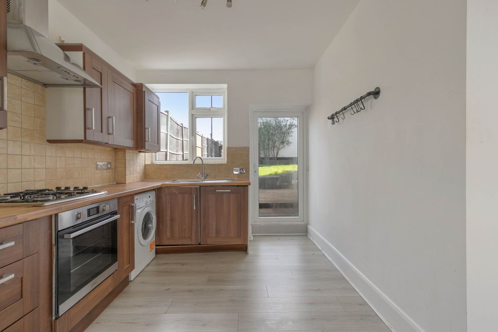 Property photo 3 of 12 91A Spa Hill, Se25 - 6