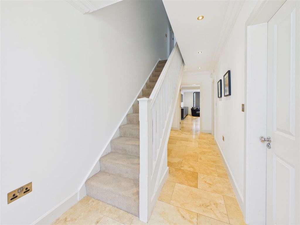 Property photo 2 of 27 Entrance Hall
