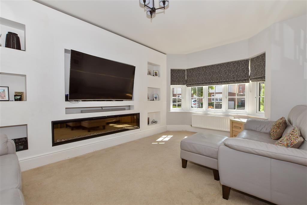 Property photo 3 of 10 Lounge