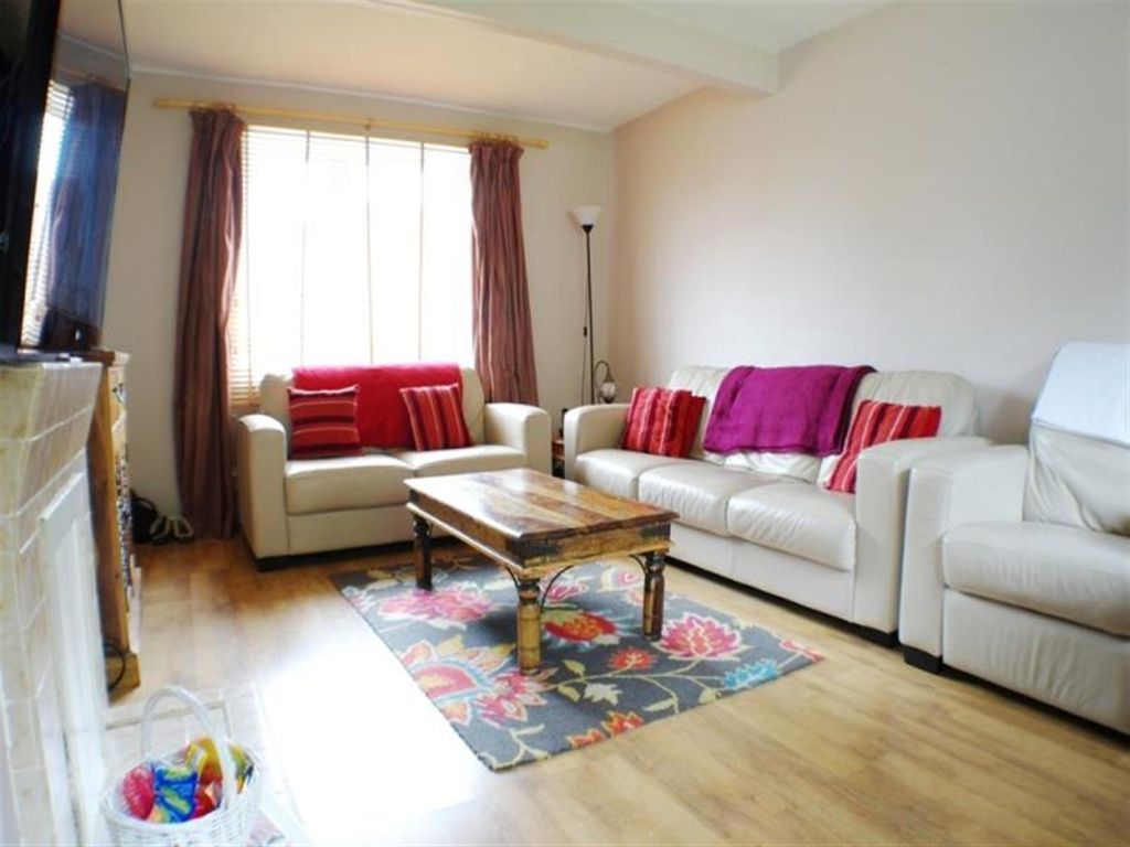 Property photo 3 of 8 95 The Queens Dri...
