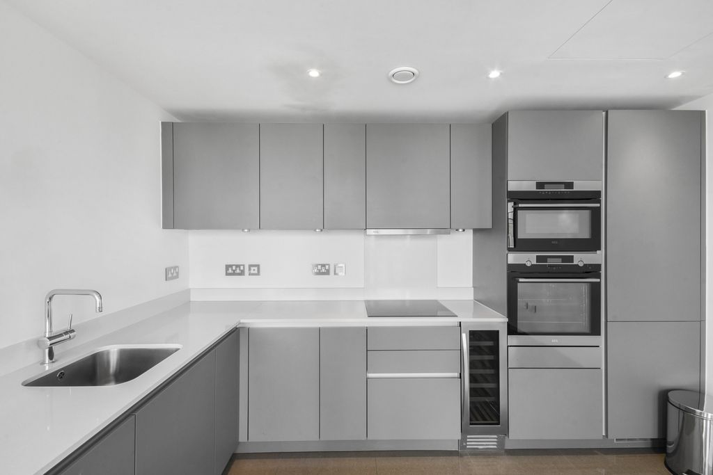 Property photo 2 of 11 Kitchen