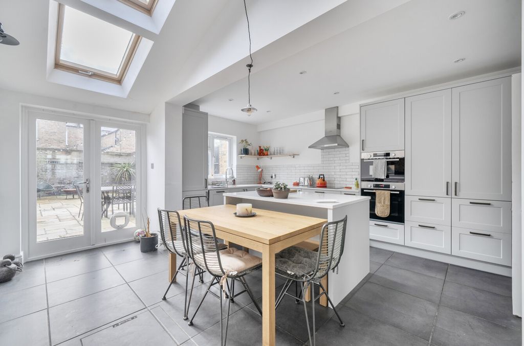 Property photo 2 of 21 1402379-10-698cc3...