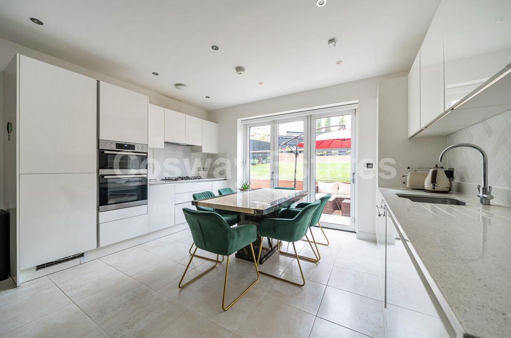 Property photo 2 of 21 E012A089-Af3c-4E16-Aedc-3A9c1B252B13.Jpg