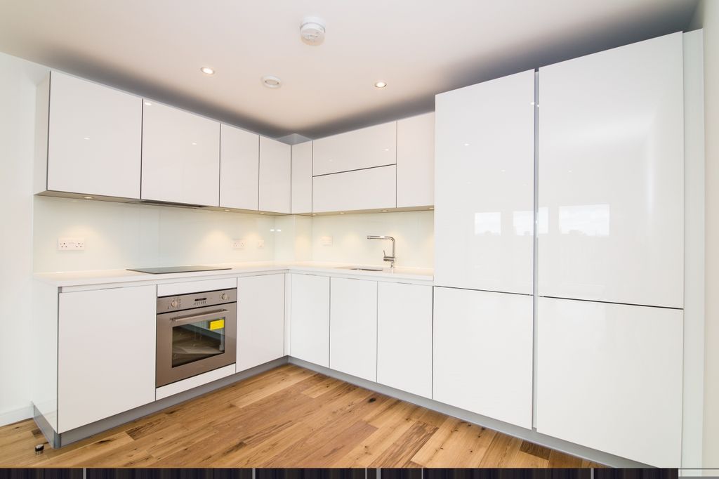 Property photo 3 of 8 Kitchen