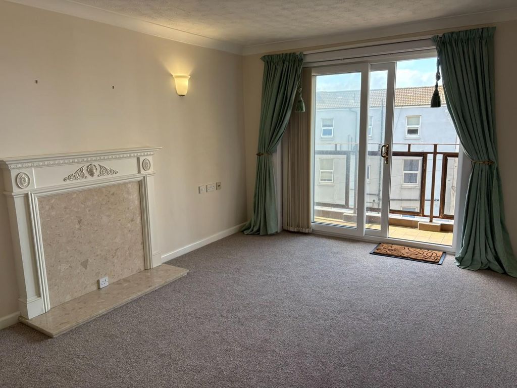 Property photo 3 of 10 Lounge