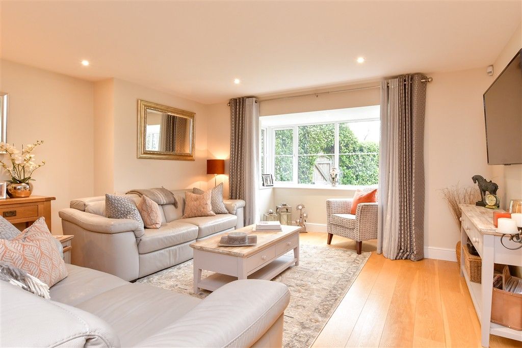 Property photo 3 of 21 Lounge