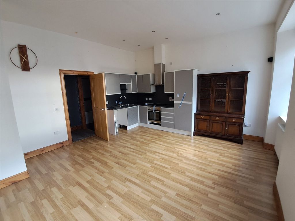 Property photo 2 of 7 Living/Kitchen