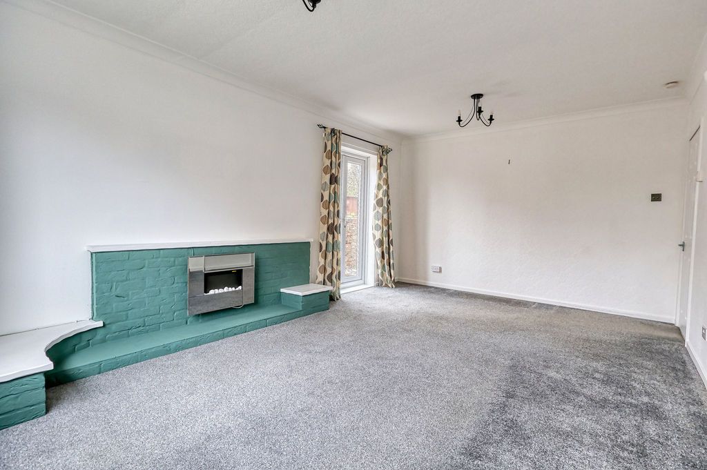 Property photo 3 of 13 Lounge