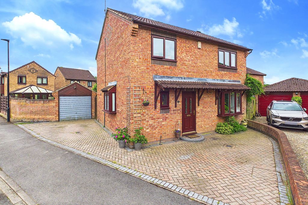 Property photo 1 of 18 28 Beckside - Front