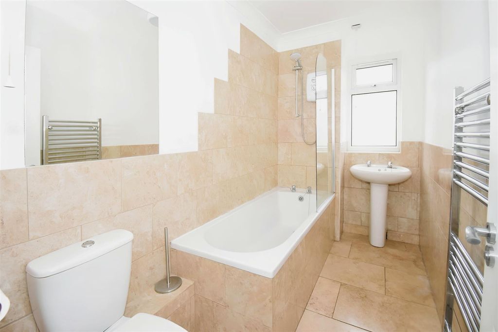 Property photo 2 of 12 Sr 20Bathroom.Jpg